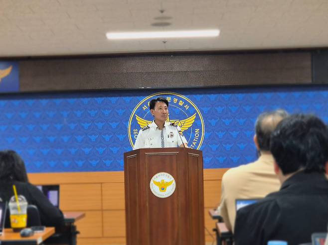 정용우 남대문경찰서 교통과장이 2일 오전 서울 남대문경찰서에서 서울시청 앞 역주행 교통사고 관련 브리핑을 하고 있다. /최정석 기자