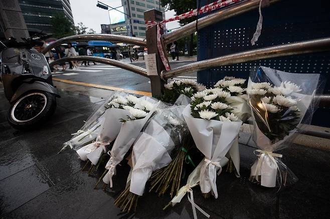 지난 밤 승용차가 인도로 돌진해 9명이 사망하는 사고가 발생한 가운데 2일 서울 중구 서울시청 인근 교차로 사고현장에 시민들이 놓고 간 국화가 놓여 있다. 이 사고로 9명이 사망하고 4명(중상 1명·경상 3명)이 다쳤다. 사망자 9명 중 6명은 현장에서 사망했으며, 3명은 병원 이송 도중 숨졌다. 2024.7.2/뉴스1