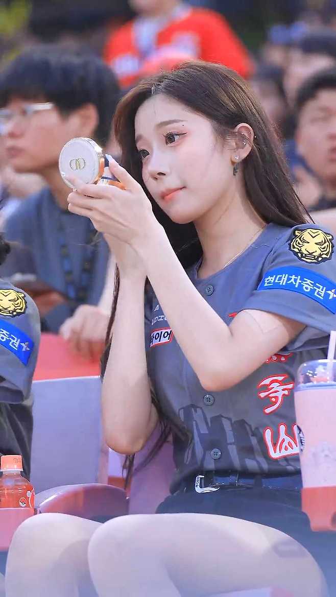 s02A2441fkhr30liinp.jpg 메이컵중인 이주은 치어리더.gif