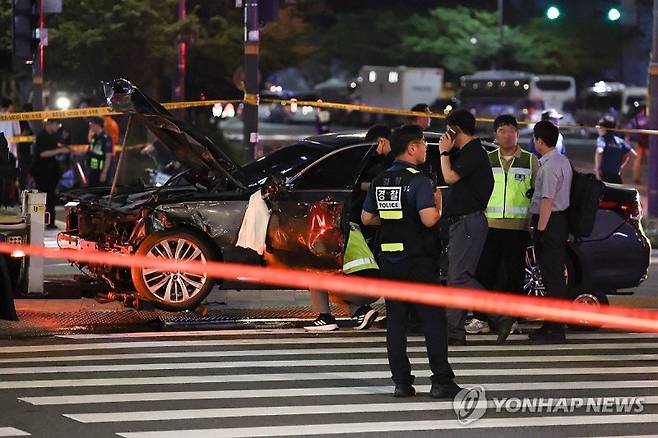 완전히 파괴된 차량…서울시청역 인근 대형교통사고 (서울=연합뉴스) 서대연 기자 = 1일 밤 대형 교통사고가 발생한 서울 시청역 인근 교차로에서 경찰이 완전히 파괴된 차량 한 대 주변을 통제하고 있다. 경찰 관계자는 "70대 남성 운전자가 신호 대기하는 보행자들을 친 것으로 보인다"며 "현재 상황 파악 중으로, 사상자가 늘어날 수도 있다"고 말했다. 2024.7.1 dwise@yna.co.kr (끝)