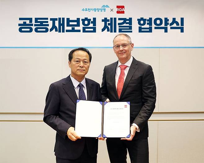 지난 25일 동양생명과 RGA재보험이 서울 종로구 소재의 동양생명 본사에서 자본 관리 선진화를 위한 2000억원 규모의 공동재보험 계약을 체결했다. 이문구 동양생명 대표이사(좌)과 개스톤 노시터 아시아 태평양 지역 금융재보험 총괄 부사장이 체결식 후 기념촬영을 하고 있다. 사진=동양생명 제공