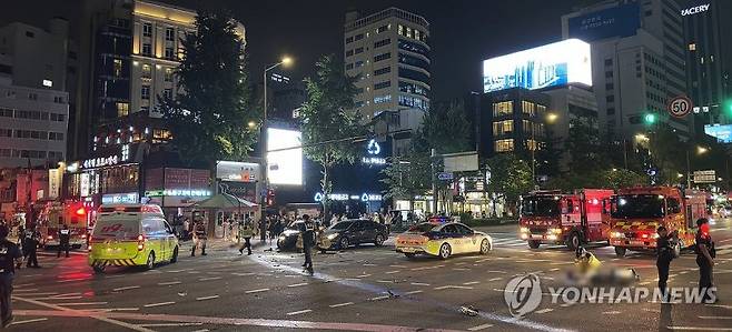 서울 시청역 교차로 교통사고 현장 (서울=연합뉴스) 1일 밤 대형 교통사고가 발생한 서울 시청역 인근 교차로에서 경찰과 구조대원들이 현장을 수습하고 있다. 2024.7.2 [독자 제공. 재판매 및 DB금지] photo@yna.co.kr (끝)