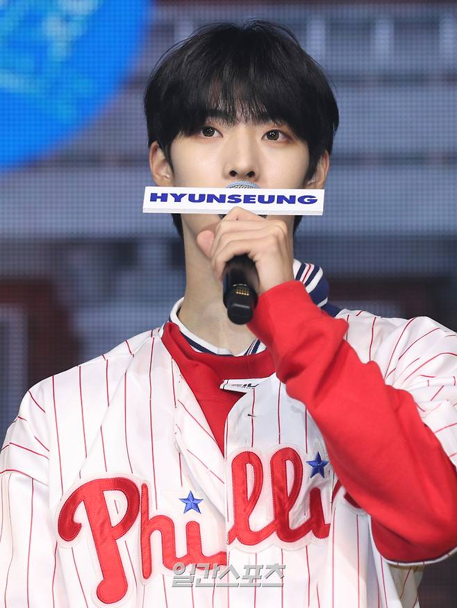 그룹 유나이트(YOUNITE) 현승이 17일 오후 서울 마포구 서강대학교 메리홀에서 진행된 미니 4집 ‘빛 :BIT Part.1(빛 파트 원)' 쇼케이스에서 인사말을 하고 있다. 타이틀곡 ‘워터폴(WATERFALL)’은 청량한 보컬과 그루브 넘치는 편곡의 일렉트로 힙합 장르로, 청춘의 순수한 감성을 바다에 빗댄 노래다. 오는 오후 6시 각종 음원 사이트를 통해 공개된다. 서병수 기자 qudtn@edaily.co.kr /2023.05.17/