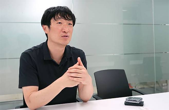 레지에나와 코어쎄라에 대해 설명하는 신승우 대표 / 출처=IT동아