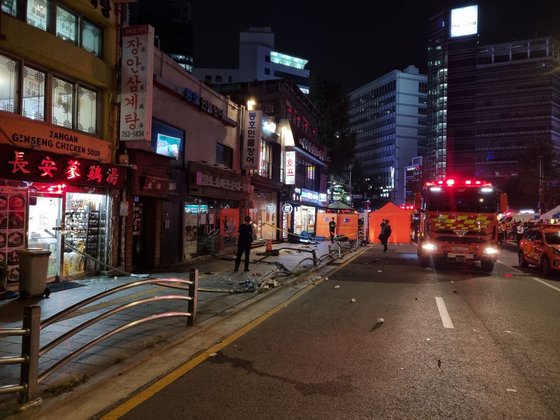 1일 오후 9시27분쯤 서울 중구 시청역 인근에서 대형 교통사고가 발생해 최소 6명이 숨지는 등 다수의 사상자가 발생했다. 사진은 사고 현장에서 가드레일이 부서져 인근 가게 유리를 깬 모습. 박종서 기자