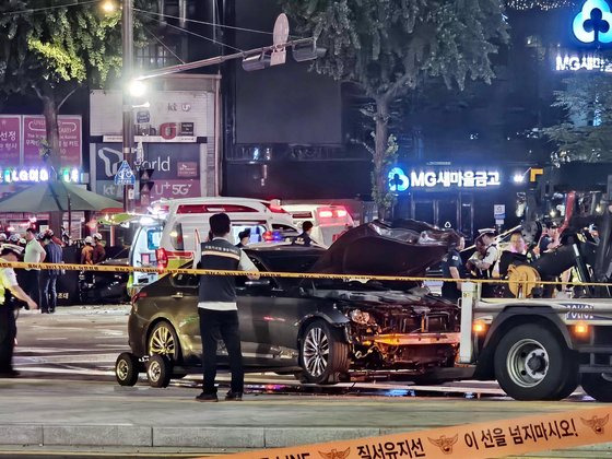 1일 오후 서울 시청역 인근 교차로에서 차량이 인도로 돌진하는 사고가 발생했다. 경찰이 사고 차량을 견인하고 있다. 이희권 기자