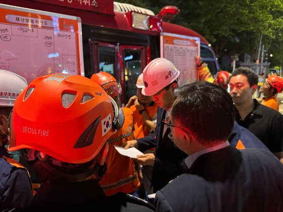 서울시청 인근 교차로에서 상황 지휘 중인 오세훈 서울시장. 사진 서울시