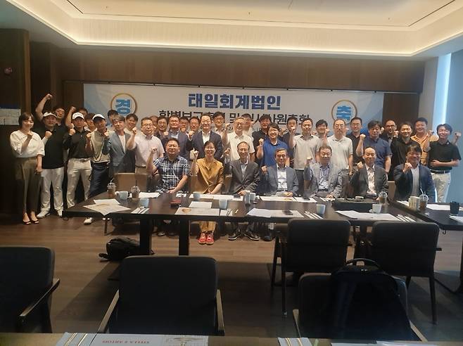 왼쪽에서 세번째부터 배영석 대표, 문길모 회장, 권순식 대표, 남기권 대표.