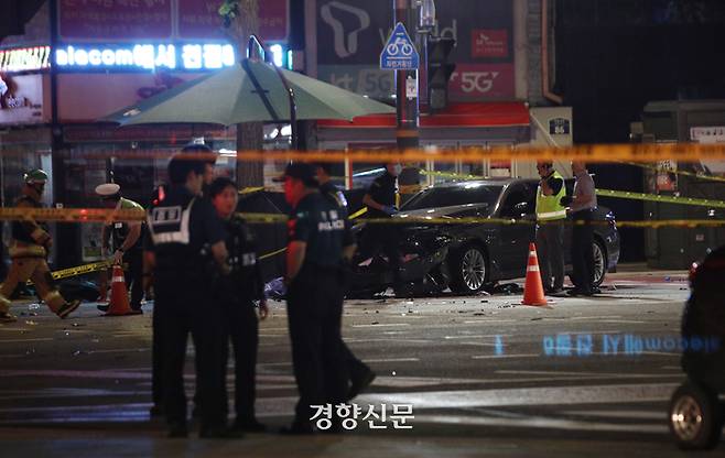 1일  서울 시청역 인근 교차로 인근에서 대형 교통사고가 발생, 경찰과구조대원들이 현장을 수습하고 있다. 경찰 관계자는 “70대 남성 운전자가 신호 대기하는 보행자들을 친 것으로 보인다”며 “현재 상황 파악 중으로, 사상자가 늘어날 수도 있다”고 말했다. 권도현 기자