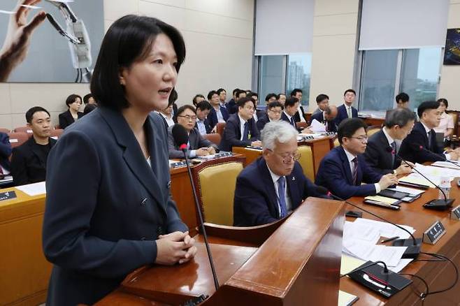 최수연 네이버 대표이사가 2일 오후 서울 여의도 국회 과학기술정보방송통신위원회 전체회의에 참석해 라인사태와 관련한 현안 질의에 답하고 있다. 연합뉴스