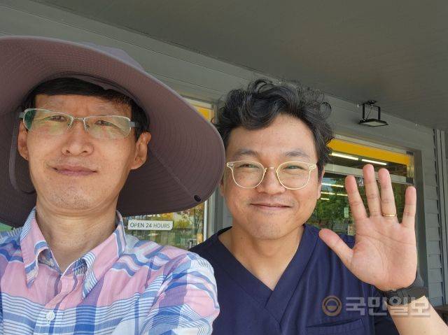 박정엽(에클레시아 지원연구소장) 목사가 1일 황 원장을 만나 교제나눈 뒤 '셀카'를 찍고 있다. 박정엽 목사 제공