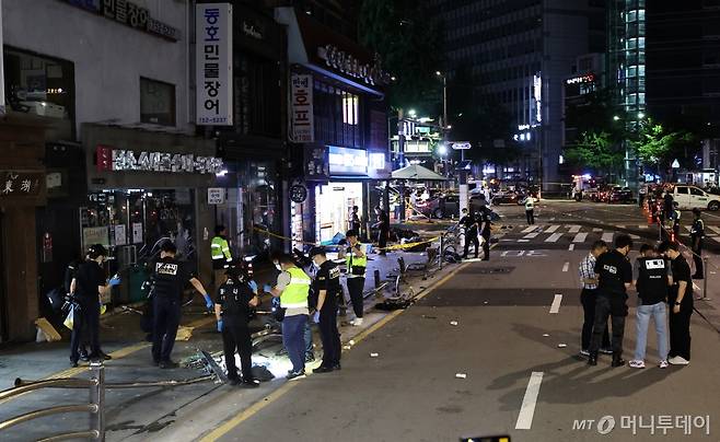 2일 새벽 13명의 사상자가 발생한 서울 시청역 교차로 교통사고 현장에서 과학수사대원들이 현장감식을 하고 있다. /사진=뉴스1