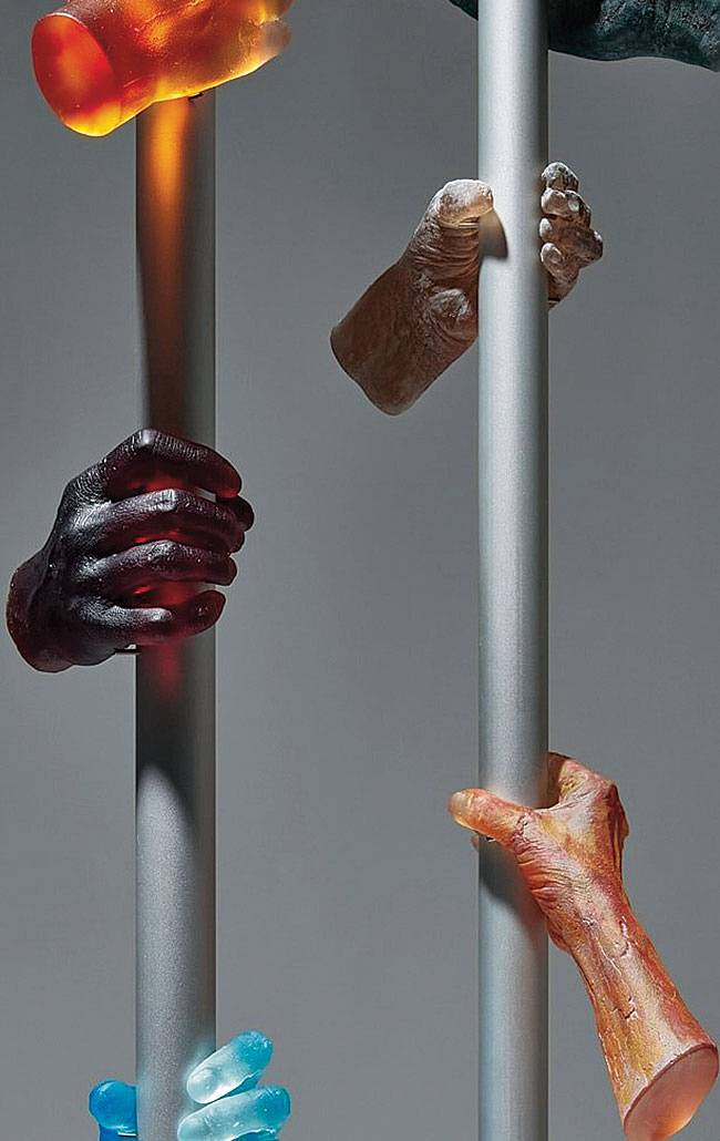 김정석 ‘형상(손)’, 35×35×220㎝, 유리 캐스팅·알루미늄 파이프, 2024.