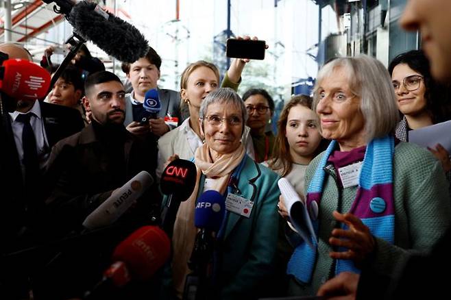 스위스 환경단체 ‘기후보호를 위한 노인 여성’ 유럽인권재판소 판결 이후 취재진과 이야기를 나누고 있다. [로이터]