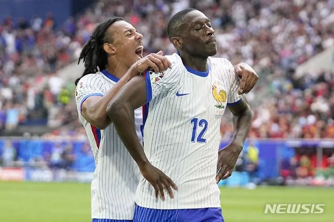 [뒤셀도르프=AP/뉴시스] 프랑스 축구 국가대표 랑달 콜로 무아니(왼쪽). 2024. 7. 1.