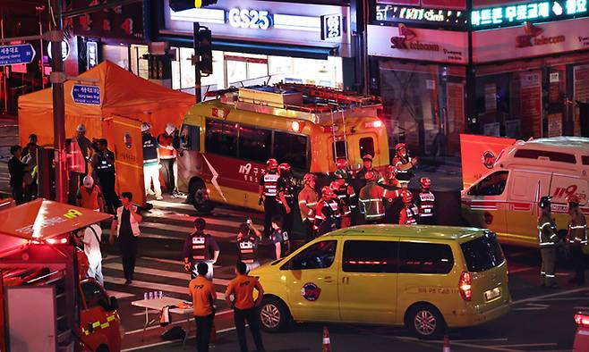 1일 밤 서울 중구 시청역 부근에서 한 남성이 몰던 차가 인도로 돌진해 최소 13명 사상자가 발생, 구조대원들이 현장을 수습하고 있다. 뉴스1