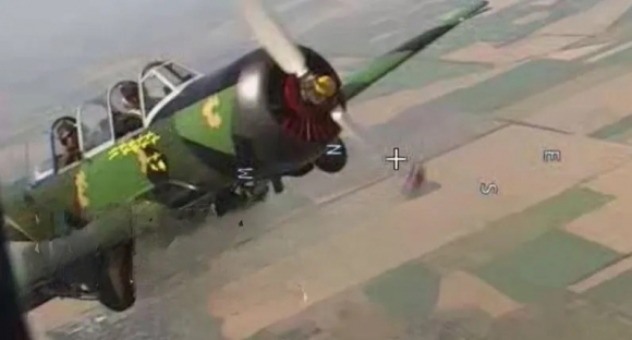 러시아의 정찰 드론을 상대로 공중전을 벌이는 우크라이나의 프로펠러 비행기 Yak-52