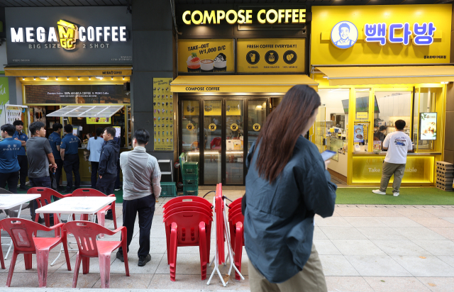 30일 오후 서울 종로구 광화문역 인근 건물에 위치한 커피 전문점에서 시민들이 음료를 주문하고 있다. 연합뉴스