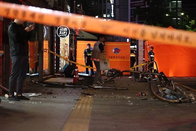 7월1일 밤 대형 교통사고가 발생한 서울 시청역 인근 교차로 인도에 사고의 흔적으로 파편들이 흩어져 있다. ⓒ 연합뉴스