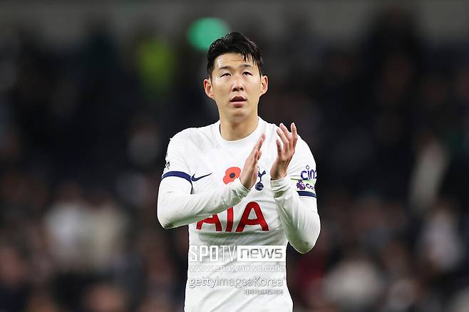 ▲ 손흥민은 영국 런던에서 진행했던 패션매거진 '바자르'와 인터뷰에서 '은퇴한다면 축구에 관한 일은 안 할 것'이라는 과거 발언이 여전히 유효한지 질문에 "그렇다"라면서 "이 마음은 평생 변하지 않을 것이다. 저와의 약속이고 이미 결정을 내린 부분이다. 축구를 사랑하고 좋아하지만 다른 사람을 가르칠 능력은 없다. 내가 직접 공을 차는 순간을 사랑한다. 은퇴를 한다면 그저 한 명의 축구 팬으로서 축구와 가깝게 지내게 될 것"이라고 말했다. '야후'도 "'축구를 너무 사랑하지만 다른 사람을 가르칠 능력이 없다'라고 설명했다"며 관련 발언을 집중조명했다