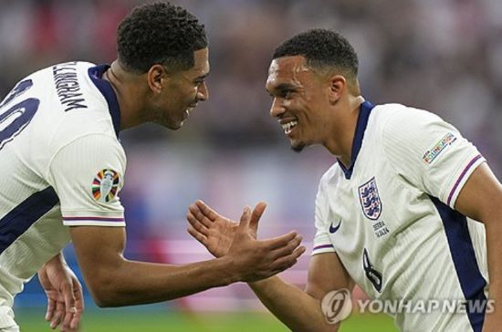 영국 공영방송 BBC는 1일 UEFA가 잉글랜드 축구대표팀 미드필더 주드 벨링엄이 유로 2024 16강 슬로바키아전에서 동점골을 터트린 후 보인 제스처를 조사 중이라고 보도했다. 벨링엄은 슬로바키아전 때 경기 막판에 환상적인 시저스 킥으로 동점골을 터트리면서 역전승의 발판을 마련했다. 다만 골을 넣은 후 사타구니를 잡은 모습을 포착돼 외설적인 행동을 했다는 의심을 받으면서 행동 기본 규칙 위반 여부에 관해 UEFA로부터 조사를 받고 있는 것으로 알려졌다. 연합뉴스