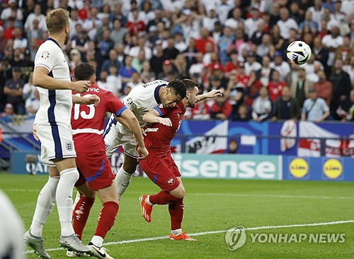 영국 공영방송 BBC는 1일 UEFA가 잉글랜드 축구대표팀 미드필더 주드 벨링엄이 유로 2024 16강 슬로바키아전에서 동점골을 터트린 후 보인 제스처를 조사 중이라고 보도했다. 벨링엄은 슬로바키아전 때 경기 막판에 환상적인 시저스 킥으로 동점골을 터트리면서 역전승의 발판을 마련했다. 다만 골을 넣은 후 사타구니를 잡은 모습을 포착돼 외설적인 행동을 했다는 의심을 받으면서 행동 기본 규칙 위반 여부에 관해 UEFA로부터 조사를 받고 있는 것으로 알려졌다. 연합뉴스