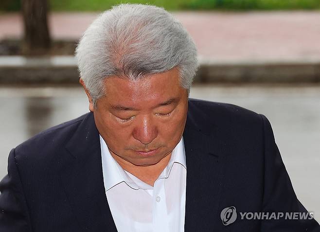 김홍일 방송통신위원장, '탄핵' 대신 '자진 사퇴' (과천=연합뉴스) 김도훈 기자 = 탄핵안 보고 전 자진 사퇴 의사를 밝힌 김홍일 방송통신위원장이 2일 오전 정부과천청사로 출근하고 있다. 2024.7.2 superdoo82@yna.co.kr