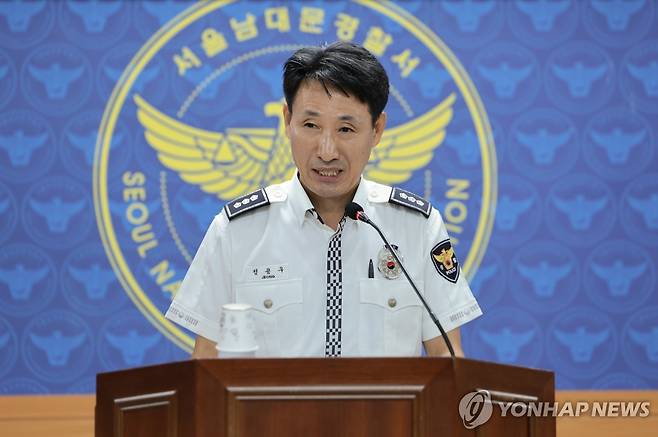 서울 시청역 인근 역주행 차량 교통사고 브리핑 (서울=연합뉴스) 김인철 기자 = 정용우 남대문경찰서 교통과장이 2일 오전 서울 남대문경찰서에서 전날 밤 발생한 시청역 인근 교통사고 관련 브리핑을 하고 있다.
경찰과 소방당국에 따르면 이 사고로 9명이 숨지고 4명이 다쳤다. 사망자 9명 중 6명은 현장에서 사망했고, 3명은 심정지 상태로 병원에 이송됐다가 사망 판정을 받았다. 2024.7.2 yatoya@yna.co.kr