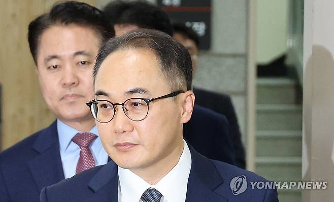 검찰, 민주당 검사탄핵안은... (서울=연합뉴스) 한상균 기자 = 이원석 검찰총장이 2일 더불어민주당 검사 탄핵안에 대한 입장 발표를 위해 대검 기자실에 들어오고 있다. 2024.7.2 xyz@yna.co.kr