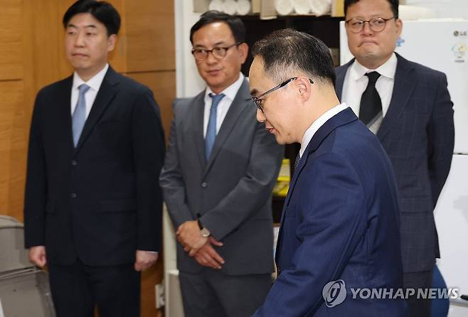 검찰, 민주당 검사탄핵안은... (서울=연합뉴스) 한상균 기자 = 이원석 검찰총장이 2일 더불어민주당 검사 탄핵안에 대한 입장 발표를 위해 대검 기자실에 들어오고 있다. 2024.7.2 xyz@yna.co.kr