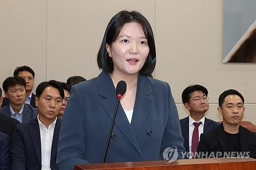 과방위 출석한 최수연 네이버 대표이사     (서울=연합뉴스) 김주성 기자 = 최수연 네이버 대표이사가 2일 오후 서울 여의도 국회 과학기술정보방송통신위원회 전체 회의에 참석해 라인 사태와 관련한 현안 질의에 답하고 있다.  2024.7.2
    utzza@yna.co.kr