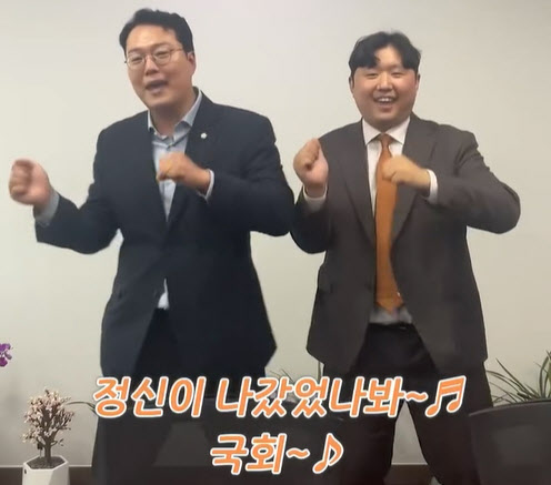 천하람 개혁신당 의원(왼쪽)이 가수 이승기의 노래 '정신이 나갔었나봐'를 부르며 춤을 추고 있다.(사진=천하람 의원 페이스북 캡처)