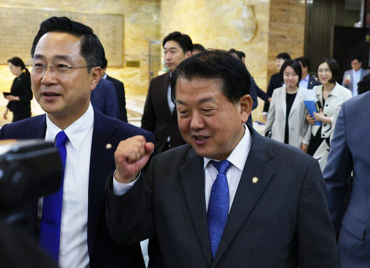 더불어민주당 김병주 의원이 2일 오후 국회에서 열린 의원총회에 참석한 뒤 나오며 주먹을 쥐어보이고 있다. 왼쪽은 박성준 수석원내부대표.(사진=연합뉴스)