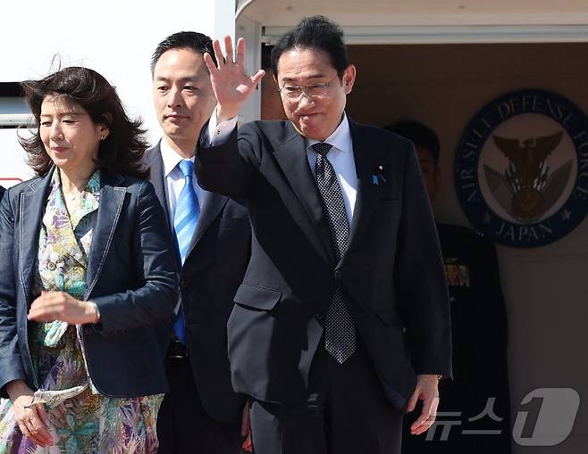 기시다 후미오 일본 총리가 12일 (현지시간) 이탈리아에서 열리는 G7 정상회의에 참석하기 위해 도쿄 하네다 공항에서 부인 유코 여사와 전용기를 타고 있다. 2024.06.13 ⓒ AFP=뉴스1 ⓒ News1 우동명 기자
