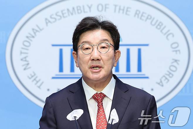권성동 국민의힘 의원이 3일 서울 여의도 국회 소통관에서 임성근 사단장 단톡방 제보공작 의혹 관련 기자회견을 하고 있다. 2024.7.3/뉴스1 ⓒ News1 신웅수 기자