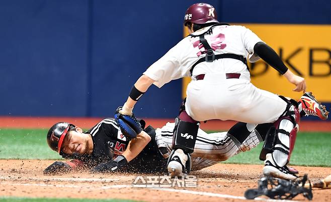 키움 포수 김재현이 2일 고척스카이돔에서 열리는 2024 프로야구 키움히어로즈와 LG트윈스의 경기 8회초 1사 3루 LG 2번타자 기습번트때 3루주자 박해민을 홈에서 태그아웃시키고 있다. 고척 | 스포츠서울DB