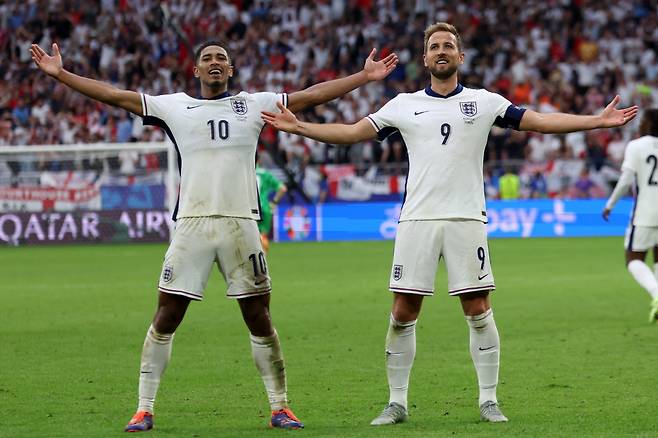 epaselect epa11448218 Jude Bellingham of England celebrates scoring the 1-1 goal with his teammate Harry Kane (R) during the UEFA EURO 2024 Round of 16 soccer match between England and Slovakia, in Gelsenkirchen, Germany, 30 June 2024.  EPA/CHRISTOPHER NEUNDORF<저작권자(c) 연합뉴스, 무단 전재-재배포, AI 학습 및 활용 금지>