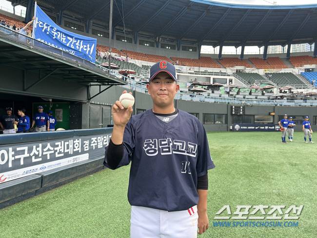 청룡기 완봉 기념구를 들고 포즈를 취한 청담고 강병현. 사진=나유리 기자
