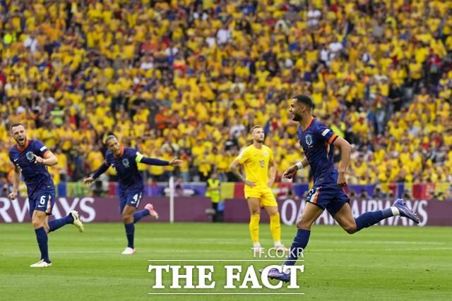 '오렌지 군단' 네덜란드가 에이스 코디 각포의 1골 1도움 활약에 힘입어 3일 루마니아와 유로 2024 16강전에서 3-0 완승을 끌어내며 8강에 올랐다./뮌헨=AP.뉴시스