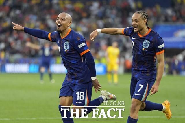 교체멤버로 2골을 기록한 네덜란의 도니얼 말런(왼쪽)과 시몬스의 골 세리머니./뮌헨=AP.뉴시스