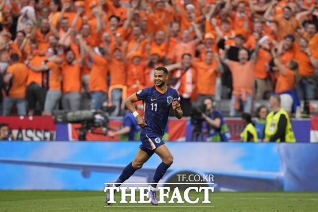 네덜란드의 '부활'에는 관중석 '오렌지 군단'의 열렬한 응원도 한몫했다./뮌헨=AP.뉴시스