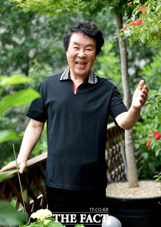 가수 송대관이 오랜만에 신곡 '지갑이 형님'을 내고 방송활동을 재개했다. 송대관은 "대중가요는 시대를 반영하는 노랫말이 공감대를 형성해야 사랑받는다"고 말했다. /더팩트 DB