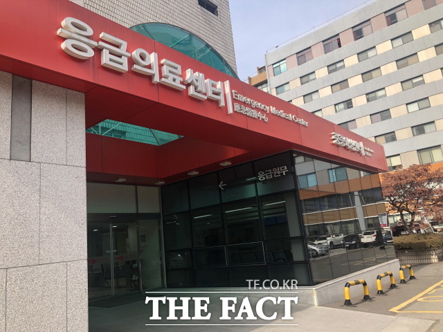 3일 오후 5시20분께 서울 중구 국립중앙의료원에 택시가 돌진해 보행자 3명이 부상을 입었다. 사진은 국립중앙의료원 응급의료센터. /문혜현 기자