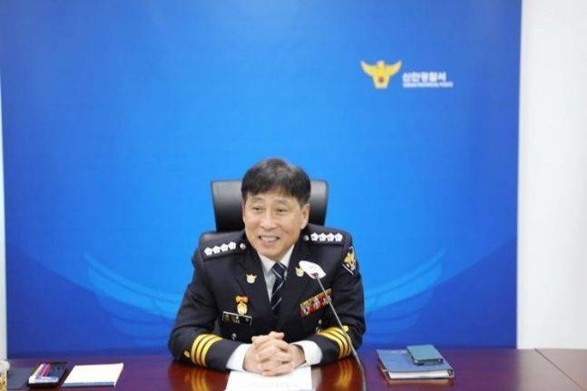 이을신 서장이 지난 2월 5일 취임식 인사를 하고 있다. [사진제공=신안경찰서]