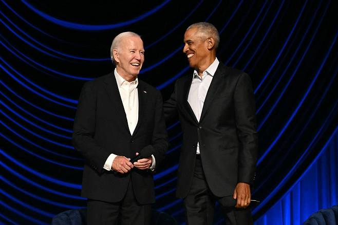 지난달 15일 미국 캘리포니아 로스앤젤레스에서 열린 선거 자금 모금 행사에서 조 바이든(왼쪽) 대통령과 버락 오바마 전 대통령이 무대에 올라 있다./AFP 연합뉴스