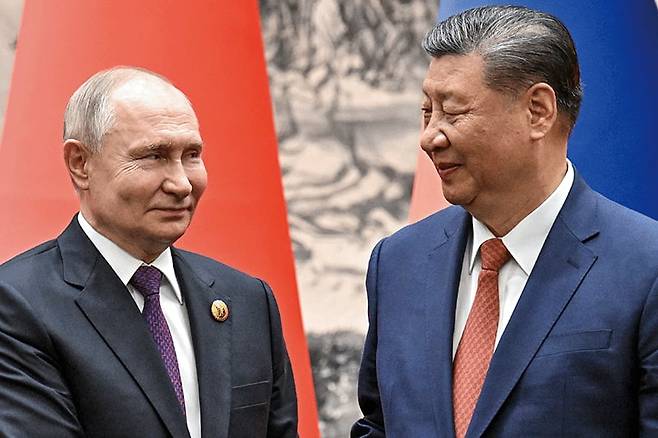 지난 5월 중국을 방문해 시진핑 중국 국가주석(오른쪽)과 정상회담을 가진 푸틴 러시아 대통령. / 뉴시스