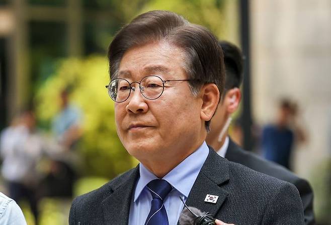 더불어민주당 이재명 전 대표가 지난달 10일 서울 서초구 서울중앙지방법원에서 열린 '검사 사칭 사건 위증교사 추가 기소' 관련 재판에 출석하고 있다. ⓒ뉴시스