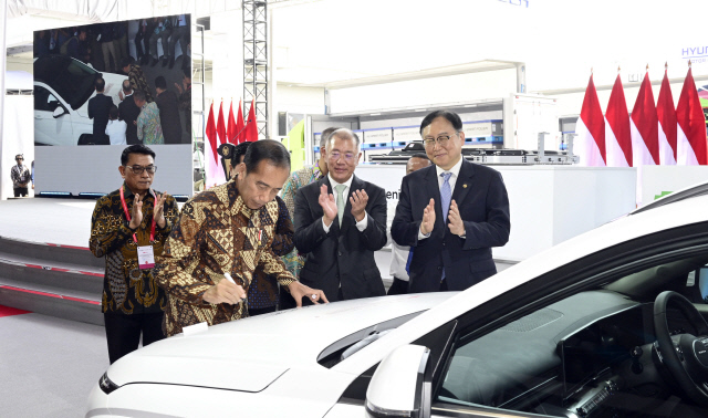 조코 위도도(오른쪽 3번째) 인도네시아 대통령이 HLI그린파워에서 생산한 배터리셀을 탑재한 디 올 뉴 코나 일렉트릭 1호차에 서명하고 있다. 사진 오른쪽부터 정인교 통상교섭본부장, 정의선 현대차그룹 회장. 현대차그룹 제공