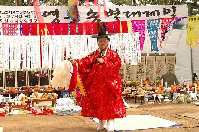 고 김윤수 큰 심방이 굿을 집전하는 모습. 제주도 민속자연사박물관 제공