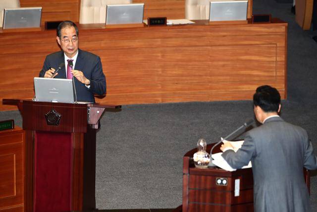 한덕수 국무총리가 2일 오후 서울 여의도 국회 본회의장에서 열린 제415회국회(임시회) 4차 본회의 정치·외교·통일·안보 분야 대정부질문에 출석해 김승수 국민의힘 의원 질의에 답하고 있다. 뉴스1